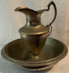 Linda Bacia com jarrão, em metal espessurado a prata, contrastado, medindo:46 cm bacia 48 de diâmetro