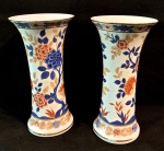 Par de magníficos vasos em porcelana oriental, medindo: 26 cm alt.