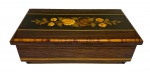 Linda caixa musical em madeira nobre com incrustações, medindo: 22 cm x 12 cm x 6 cm alt. (funcionamento desconhecido, precisa revisão)
