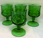 Lote contendo 4 belíssimas  taças verdes em vidro com belíssima lapidação , medindo 12 cm alt.