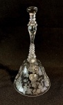 Elegante sineta de fino cristal europeu com riquíssima laidação medindo 15 cm alt.