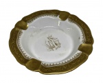 NAPOLEON -LIMOGES UNIC- sensacional cinzeiro da renomada porcelana , com pintura em ouro, brasonado.