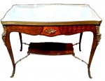 Espetacular mesa de canto estilo Luis XV, em madeira nobre e marqueterie, acabamento em bronze, tampo de espelho, medindo: 68x88x54