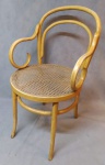 Linda cadeira capitonê em madeira nobre e palhinha, medindo: 92x52x52