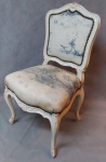 Maravilhosa cadeira de canto em madeira nobre pintado de branco, estilo Luis XV, medindo: 87x49x42