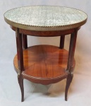 LEANDRO MARTINS - Linda e delicada mesa lateral em madeira nobre, com marquiterie, bronze e tampo de mármore, medindo: 59x50
