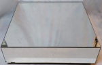 Mesa de centro anos 90, todo revestido em vidro, medindo: 80x80x24 (possui quebrado no vidro)