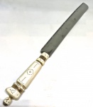 Antiga e rara faca para cortar pão, cabo em marfim e ouro, medindo: 30 cm comp.