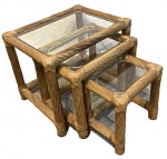 Conjunto de mesas ninho, estrutura de vime com tampo em vidro, medindo: maior 49 cm alt. x 45 cm x 57 cm  e menor 35 cm alt. x 33 cm x 25 cm