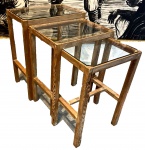 Conjunto de mesas ninho, estrutura de madeira com tampo em vidro, medindo: maior 60 cm alt. x 36 cm x 30 cm  e menor 54 cm alt. x 34 cm x 30 cm