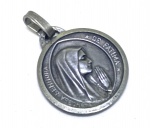 Lindo e delicado pingente em prata, figura, Nossa Senhora de Fatima, medindo; 1,5 cm diâmetro.
