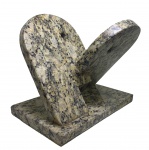 RUBEM GUERCHMAN- Escultura de granito medindo 22 cm alt e base 24 x 17 cm. Intiludada "O BEIJO&
