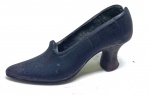 Sapato em miniatura, bronze, medindo: 9 cm comp. (possui trincado)