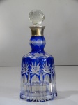Garrafa de cristal tcheco, overlay, na tonalidade azul, lapidação dedão, bocal de metal espessurado a prata. 12 cm diâmetro x 29 cm altura.
