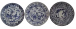 Conjunto de 3 pratos medalhão de porcelana azul e branca, com diferentes decorações pintados à mão. Mede 30 cm diâmetro cada.