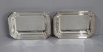 Conjunto de par de travessas de metal espessurado a prata, formato retangular com bordas recortadas, 23 x 30 cm.