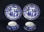 Conjunto de duas xícaras para chá com seus pires e dois pratos para sobremesa, de porcelana japonesa azul e branca.
