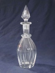 Elegante licoreira de cristal translúcido facetado, bojudo, com tampa no formato de pinha. 33 cm altura. (Insignificante bicado na tampa).