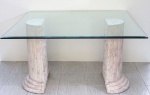 Mesa de apresentação moderna, de mármore travertino rústico e tampo retangular de vidro bisotê 20 mm. 120 x 130 x 78 cm altura.