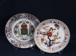 Dois pratos de porcelana, sendo um decorado com flores e outro Brasil Império. 30 cm diâmetro.