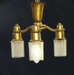 Lustre de metal dourado para 3 luzes, com pingentes de cristal. 29 x 31 cm de altura.