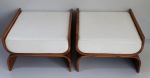 Par de banquetas de madeira curvada, estrutura no formato de X, designer contemporaneo, estofada de couro natural branco. Mede 63 x 63 x 43 cm altura.