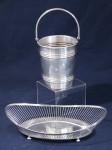 Conjunto composto de: 1 balde (14,5 x 28 cm) e 1 cesta para pão, de metal espessurado a prata. 33 x 20x 8,5 cm altura.