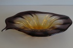Centro de mesa de cristal de murano, formato original, tonalidade dourada com borda lilás, decorado com micro bolhas. 54 x 38 x 10 cm altura.