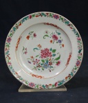 Prato raso de porcelana Cia.das Indias, decorado com flores na borda e no centro. 23 cm diâmetro. (Restaurado).