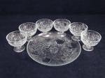 Conjunto de seis taças para frutas e bandeja circular de vidro artistico, decorado em alto e baixo relvo com frutos.
