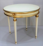 Mesa ocasional, estilo Luis XVI, de madeira patinada com detalhes a ouro. Caixa circular, pernas altas caneladas afinando para baixo.71 cm diâmetro x 65 cm altura.