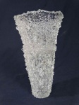 Floreiro de vidro translucido, coniforme, com decoração em alto e baixo relvo com gotas e contas de cristal. Mede 19,5 x 33 cm altura. (Bicado na base).