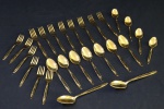 Remanescente de faqueiro de metal dourado Stainless Korea, composto de: 2 colheres, 8 garfos e 8 facas para mesa, 8 colheres para sobremesa, 8 garfos para furtas e 16 colheres para sorvete. Totalizando 50 peças.