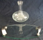 Conjunto de bandeja e decanter de vidro artístico translúcido. 41 x 25 cm a bandeja e 24 cm altura o decanter.
