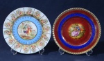 Conjunto de 2 pratos de porcelana da Bavária, policromada e dourada, decorados com cenas românticas;mede 27 cm diâmetro cada um.