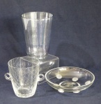 Conjunto de centro de mesa de vidro translúcido (22 x 6 cm altura) e um balde para gelo de cristal. 16 x 20 cm altura.