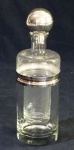Garrafa de vidro liso translucido, com recipiente interno para gelo, orla e tampa de metal espessurado a prata. 28 cm altura. (Pequeno bicado na orla).