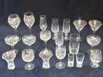 Conjunto de 19 copos e tacas de cristal de diversos modelos e tamanhos.