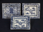 Conjunto de 3 cinzeiros de porcelana chinesa, azul e branca.  19 x 16 cm.