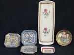 Conjunto composto de: 3 pequenos pratos de cerâmica pintada a mão, formato quadrado com quinas recortadas (13,5 x 13,5 cm), um bowl de de porcelana chinesa, decorado em cena típica (13,5 cm diâmetro), 1 pequeno prato de porcelana austríaca (10,5 x 10,5 cm