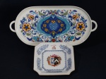Conjunto de: 1 prato quadrado decorativo de porcelana oriental, fundo branco decorado com escudo em policromia (20,5 x 20,5 cm) e uma bandeja de porcelana alemã Villeroy & Boch. 47,5 x 22 cm.
