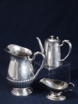 Conjunto de bule de metal Christofle, 15 cm altura, 1 jarra e 1 molheira de metal espessurado a prata. 22 cm altura.