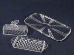 Conjunto de manteigueira de cristal lapidado, tampa com pegador no formato de borboleta e bandeja retangular de cristal. Mede 20,5 x 8 x 9 cm altura e 31 x 15,5 cm respectivamente.