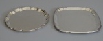 Duas salvas de metal espessurado a prata manufatura Sheffield, sendo uma circular e 1 quadrada. 20 cm diâmetro e 22 x 22 cm.