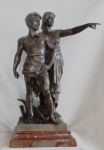 EMILE LAPORTE. Grupo escultórico de bronze representando casal de marinheiros. Base de mármore. 34 x 34 x 75 cm altura. Assinado.