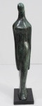 ZÉLIA SALGADO. Figura feminina - escultura de bronze patinado sobre base de mármore. 11 x 15 x 51 cm altura.