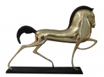 Cavalo. Escultura de metal dourado, com crina e rabo patinado de preto, base retangular. Mede 76 x 15 x 68 cm altura. Itália, séc.XX.