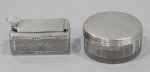 Conjunto de duas caixas de cristal translúcido (uma com bicado interno), fundo estrelado, tampo de prata inglesa, vitoriana, contraste para a cidade de Londres, letra data para 1841. Uma das caixas com trava rosqueada. 7,5 cm diâmetro x 3,5 cm altura.
