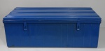 Grande baú de metal na cor azul, com 2 alças e 2 travas para cadeado. Mede 105 x 60 x 40 cm altura.