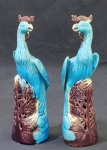 Belo par de estatuetas de porcelana chinesa, representando ave do paraíso sobre tronco. Esmaltagem em azul turquesa, marrom e creme. 30,5 cm altura.